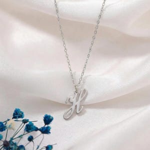 Personligt halsband med initialer, minimalistiskt halsband med guldfärgad bokstav, alfabetshalsband, litet halsband med första bokstaven, present till henne bild 7