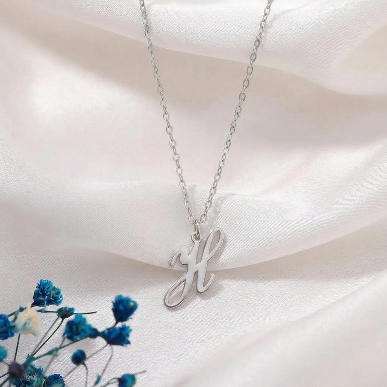 Personligt halsband med initialer, minimalistiskt halsband med guldfärgad bokstav, alfabetshalsband, litet halsband med första bokstaven, present till henne bild 7