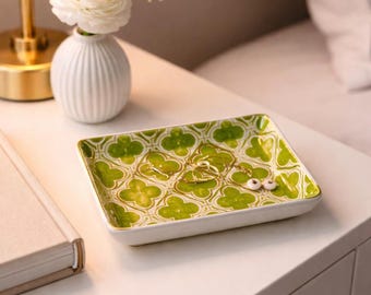 Bandeja para joyas verde y dorada de Godinger and Co.