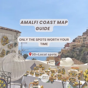 Puede incluir: Imagen soleada con una variedad de cerámicas con el tema de la Costa Amalfitana, incluyendo teteras, tazas y piezas decorativas, dispuestas sobre una mesa. El texto dice "AMALFI COAST MAP GUIDE" y "ONLY THE SPOTS WORTH YOUR TIME". También incluye el texto "30+ Local spots".
