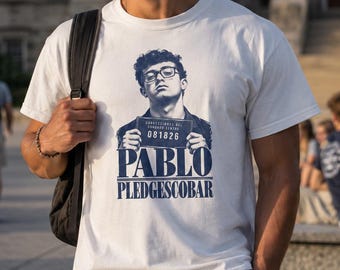 Camiseta Pablo Pledgescobar – Camiseta satírica de fraternidade universitária – Camiseta com estampa vintage de ficha policial
