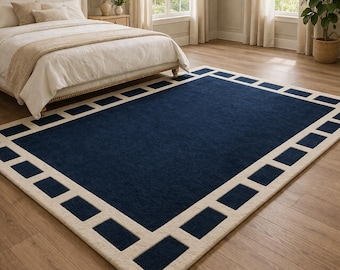 Handgetufteter Wollteppich 200x300 in Marineblau mit Beigefarbener Bordüre, minimalistischer handgefertigter Teppich für Schlafzimmer Wohnzimmer Dekor