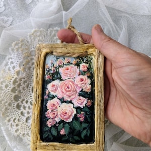 Pintura de rosa feita à mão (em moldura de cerâmica pequena e pronta para pendurar)
