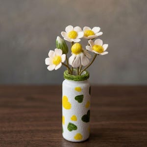 Bouquet de marguerites miniatures dans un vase, fleurs en pot en argile polymère faites main, composition florale artificielle,