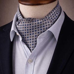 Srebrnoszary włoski jedwabny krawat typu ascot, ślubny szal w stylu vintage