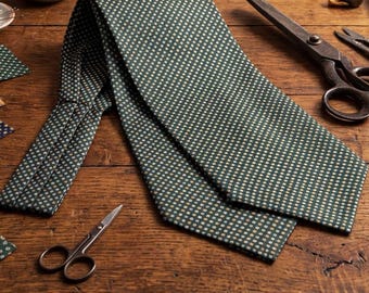 Corbata Ascot de seda verde esmeralda – Corbata italiana con estampado geométrico