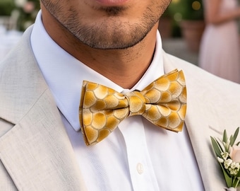 Pajarita de seda dorada hecha a mano, con patrón tejido texturizado, accesorio de boda ajustable.