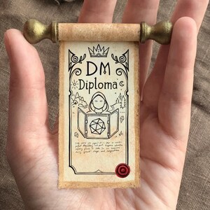 Diploma de GM/DM. Director de juego. Maestro de mazmorras. DnD. Miniatura de pergaminos. Regalo personalizado. Imán para nevera.