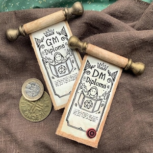 Diploma de GM/DM. Director de juego. Maestro de mazmorras. DnD. Miniatura de pergaminos. Regalo personalizado. Imán para nevera.