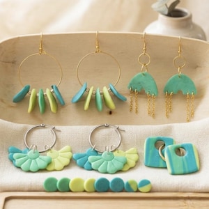 Boucles d'oreilles colorées en vert et bleu, Bijoux en Argile Polymère, Style Minimaliste et Moderne, Cadeau Fait Main pour Femme. Printemps