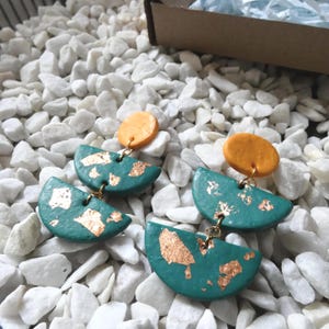 Boucles d'oreille été - vert et dorée - en or - faits à la main en pâte polymère