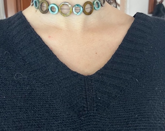 Gargantilla de aro de nácar natural: tonos de verde, petróleo y bronce.