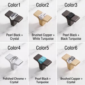 Peut inclure: Six boutons de placard en forme de T pr&eacute;sent&eacute;s en grille. Couleur 1 : Noir perl&eacute; et cristal. Couleur 2 : Cuivre bross&eacute; et turquoise blanche. Couleur 3 : Noir perl&eacute; et turquoise noire. Couleur 4 : Chrome poli et cristal. Couleur 5 : Noir perl&eacute; et turquoise. Couleur 6 : Cuivre bross&eacute; et cristal.