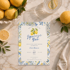 Può includere: Un biglietto d'invito rettangolare per baby shower con un bordo a motivi di piastrelle mediterranee blu e gialle, un'illustrazione centrale di due limoni su un ramo e il testo blu che recita We Can't Wait To Squeeze You, Lisa Brown, Sept 07.