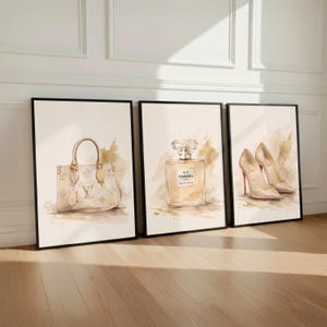 Imprimés neutres de sacs à main, parfums et talons hauts, ensemble d'aquarelles de luxe, décoration murale beige