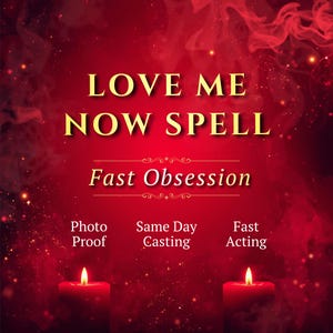 Può includere: Sfondo rosso con le parole dorate "LOVE ME NOW SPELL". Sotto, il testo "Fast Obsession". L'immagine include anche le frasi "Photo Proof", "Same Day Casting" e "Fast Acting". Due candele rosse accese in basso.