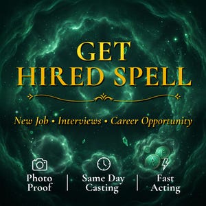 Könnte beinhalten: Eine digitale Grafik mit einem dunkelgrünen Nebelhintergrund, die den goldenen Text GET HIRED SPELL, New Job, Interviews, Career Opportunity, Photo Proof, Same Day Casting, Fast Acting sowie Symbole einer Kamera, einer Uhr und eines Blitzes zeigt.
