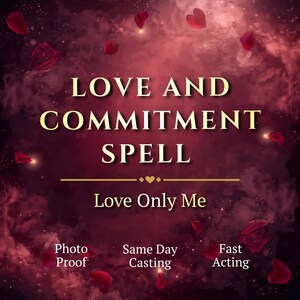 Könnte beinhalten: Burgunderfarbener Hintergrund mit den Worten "LOVE AND COMMITMENT SPELL" in goldener Schrift. Darunter wird der Text "Love Only Me" angezeigt. Das Bild enthält schwebende Herzen und Rosenblätter, mit zusätzlichem Text unten.
