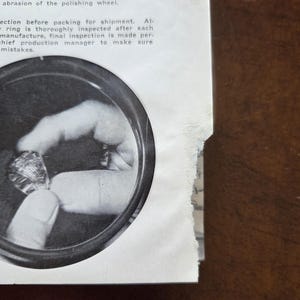 Puede incluir: Un documento impreso en blanco y negro con texto y una fotograf&iacute;a circular. El texto describe los pasos finales de pulido e inspecci&oacute;n de un anillo. La imagen circular muestra un primer plano de un anillo durante su fabricaci&oacute;n.