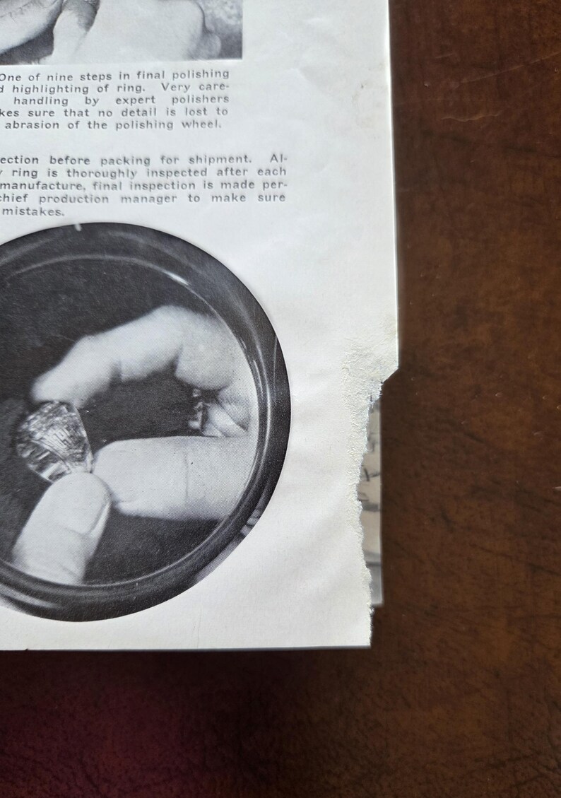 Puede incluir: Un documento impreso en blanco y negro con texto y una fotograf&iacute;a circular. El texto describe los pasos finales de pulido e inspecci&oacute;n de un anillo. La imagen circular muestra un primer plano de un anillo durante su fabricaci&oacute;n.