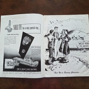 Puede incluir: Un anuncio de revista vintage en blanco y negro para anillos de graduaci&oacute;n Balfour. La p&aacute;gina izquierda presenta texto, ilustraciones de anillos y un barco. La p&aacute;gina derecha muestra un dibujo de personas junto a un letrero WEST POINT 30 MILES.