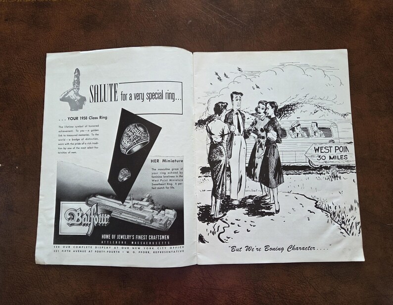 Puede incluir: Un anuncio de revista vintage en blanco y negro para anillos de graduaci&oacute;n Balfour. La p&aacute;gina izquierda presenta texto, ilustraciones de anillos y un barco. La p&aacute;gina derecha muestra un dibujo de personas junto a un letrero WEST POINT 30 MILES.