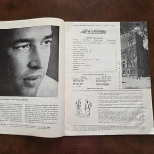 Puede incluir: Una p&aacute;gina doble de revista antigua con un retrato en blanco y negro de un hombre a la izquierda y una tabla de contenidos titulada The Pointer a la derecha. La p&aacute;gina derecha incluye una fotograf&iacute;a de un edificio de piedra.