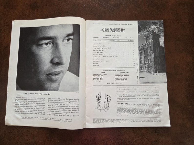 Puede incluir: Una p&aacute;gina doble de revista antigua con un retrato en blanco y negro de un hombre a la izquierda y una tabla de contenidos titulada The Pointer a la derecha. La p&aacute;gina derecha incluye una fotograf&iacute;a de un edificio de piedra.