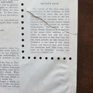 Puede incluir: Un documento de papel blanco con una secci&oacute;n rasgada y texto negro titulado EDITOR'S NOTE. El texto trata sobre la historia de los anillos de clase en la Academia desde 1835, mencionando a Frank Waskowicz y la 121.&ordf; adici&oacute;n a la cadena.