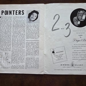 Puede incluir: Una p&aacute;gina de revista antigua titulada POINTERS que contiene texto, una fotograf&iacute;a en blanco y negro de una persona, un dibujo lineal de dos figuras militares y un anuncio de anillos de graduaci&oacute;n de la Academia Militar de EE. UU. por Dieges & Clust.