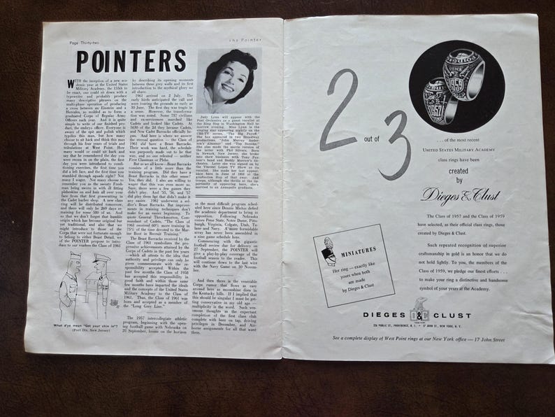 Puede incluir: Una p&aacute;gina de revista antigua titulada POINTERS que contiene texto, una fotograf&iacute;a en blanco y negro de una persona, un dibujo lineal de dos figuras militares y un anuncio de anillos de graduaci&oacute;n de la Academia Militar de EE. UU. por Dieges & Clust.