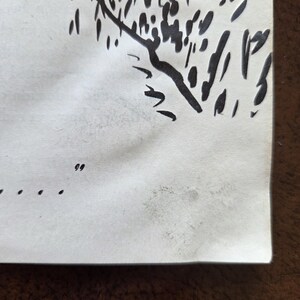 Puede incluir: Una hoja de papel blanco con una ilustraci&oacute;n en tinta negra de trazos org&aacute;nicos similares a pinceladas y patrones de follaje. El dise&ntilde;o incluye un peque&ntilde;o par de comillas y una serie de puntos impresos en tinta negra sobre la superficie.