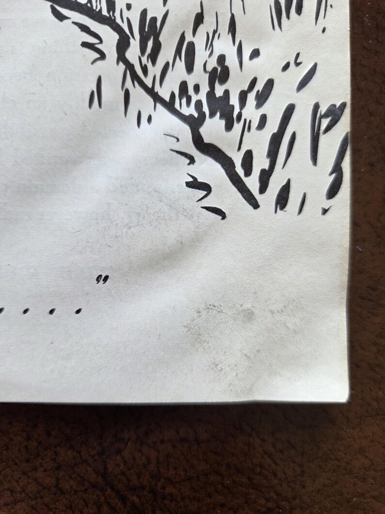 Puede incluir: Una hoja de papel blanco con una ilustraci&oacute;n en tinta negra de trazos org&aacute;nicos similares a pinceladas y patrones de follaje. El dise&ntilde;o incluye un peque&ntilde;o par de comillas y una serie de puntos impresos en tinta negra sobre la superficie.