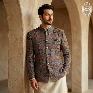 Puede incluir: Una taza de cerámica blanca con un asa negra y el texto "But First, Coffee" en negrita negra. La taza se encuentra sobre un fondo neutro, resaltando su diseño simple.