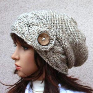 Bonnet ample et chaud tricoté à la main. Bonnet d&#39;hiver pour femme. Bonnet doux et confortable, bonnet boutonné, parfait pour les saisons les plus froides ! Dans de nombreuses couleurs.