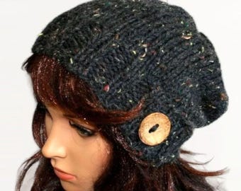 Handgestrickte Slouchy Beanie: Warme Wintermütze mit Kokos Knopf
