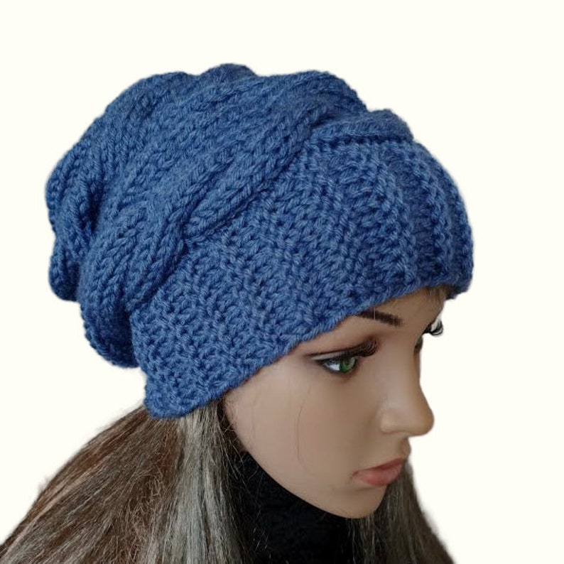 Bonnet ample pour femme tricoté à la main. Un joli chapeau disponible dans de nombreuses couleurs. image 6