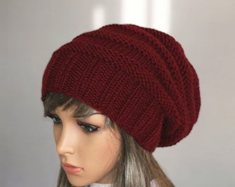 Bonnet ample confortable tricoté à la main pour femme et homme Disponible dans une variété de couleurs Un accessoire élégant parfait en toute saison