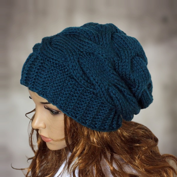 Bonnet ample pour femme tricoté à la main. Un joli chapeau disponible dans de nombreuses couleurs.