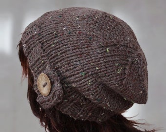 Bonnet ample et chaud tricoté à la main. Bonnet doux et confortable pour femme, parfait pour les saisons plus froides ! Disponible dans de nombreuses couleurs.