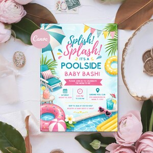 Può includere: Un biglietto d'invito rettangolare per una festa pre-nascita in piscina con sfondo d'acqua blu, un salvagente a ciambella rosa, un materassino giallo, un ombrellone, una sedia a sdraio e foglie tropicali. Il testo recita Splish! Splash! It's a Poolside Baby Bash!