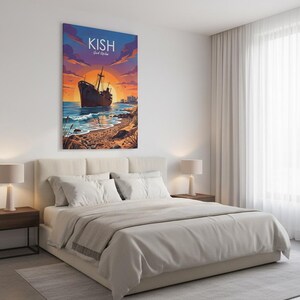 Op de afbeelding: Een canvas print met een scheepswrak op een strand bij zonsondergang. Het kunstwerk toont een groot, donker schip tegen een levendige oranje en paarse lucht. Het woord "KISH" staat bovenaan het canvas. De print hangt boven een bed met witte lakens.