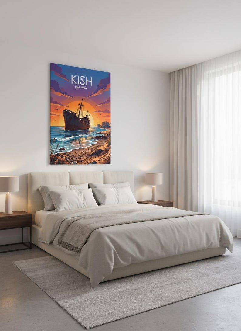 Op de afbeelding: Een canvas print met een scheepswrak op een strand bij zonsondergang. Het kunstwerk toont een groot, donker schip tegen een levendige oranje en paarse lucht. Het woord "KISH" staat bovenaan het canvas. De print hangt boven een bed met witte lakens.