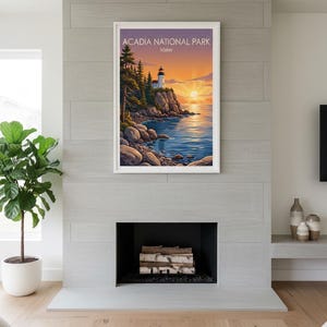 Puede incluir: Una l&aacute;mina art&iacute;stica vertical enmarcada que muestra un paisaje al atardecer del Parque Nacional Acadia, Maine. La ilustraci&oacute;n representa un faro blanco sobre un acantilado rocoso, rodeado de pinos, frente a un oc&eacute;ano tranquilo.
