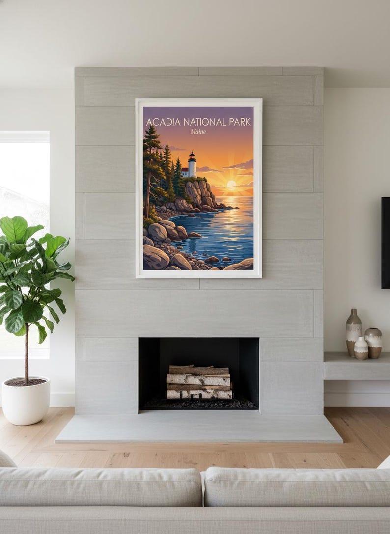 Puede incluir: Una l&aacute;mina art&iacute;stica vertical enmarcada que muestra un paisaje al atardecer del Parque Nacional Acadia, Maine. La ilustraci&oacute;n representa un faro blanco sobre un acantilado rocoso, rodeado de pinos, frente a un oc&eacute;ano tranquilo.