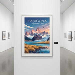 Op de afbeelding: Een ingelijste kunstdruk met een landschap van Patagoni&euml;, Argentini&euml; en Chili. Het kunstwerk toont besneeuwde bergen, een blauw meer en gouden gras onder een blauwe lucht met wolken. De print wordt in een galerij gepresenteerd.