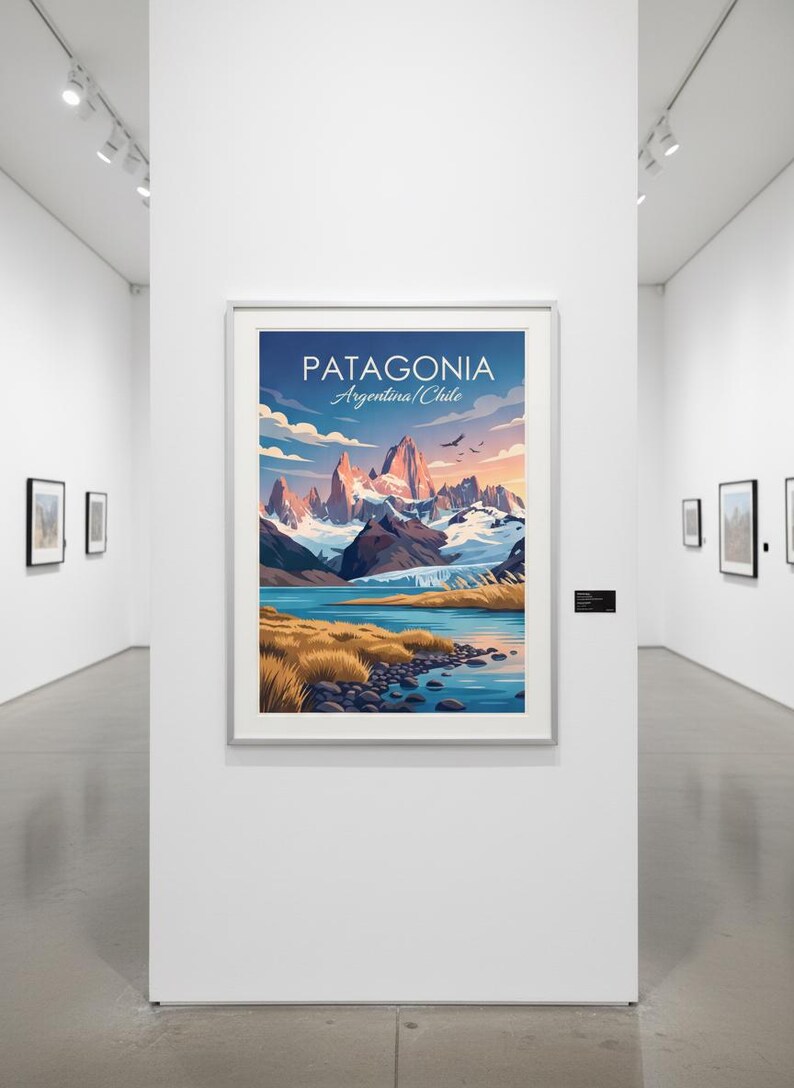 Op de afbeelding: Een ingelijste kunstdruk met een landschap van Patagoni&euml;, Argentini&euml; en Chili. Het kunstwerk toont besneeuwde bergen, een blauw meer en gouden gras onder een blauwe lucht met wolken. De print wordt in een galerij gepresenteerd.