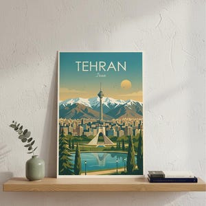 K&ouml;nnte beinhalten: Ein gerahmter Kunstdruck mit einer stilisierten Illustration von Teheran, Iran. Das Bild zeigt die Skyline der Stadt, Berge und Wahrzeichen, darunter den Azadi-Turm. Die Farbpalette umfasst Blau-, Gr&uuml;n- und Gelbt&ouml;ne, mit dem Wort "TEHRAN" oben.