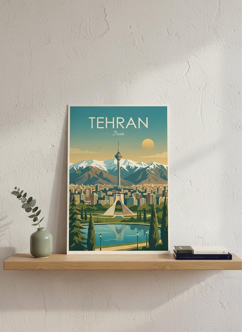 K&ouml;nnte beinhalten: Ein gerahmter Kunstdruck mit einer stilisierten Illustration von Teheran, Iran. Das Bild zeigt die Skyline der Stadt, Berge und Wahrzeichen, darunter den Azadi-Turm. Die Farbpalette umfasst Blau-, Gr&uuml;n- und Gelbt&ouml;ne, mit dem Wort "TEHRAN" oben.