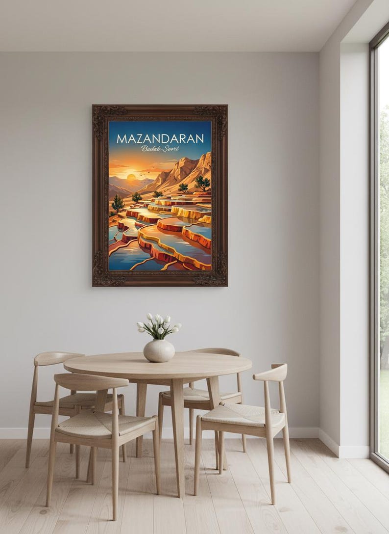 Peut inclure: Une affiche encadr&eacute;e repr&eacute;sentant un paysage de Mazandaran, avec le texte "MAZANDARAN Bodab-e Surt". L'&oelig;uvre d'art repr&eacute;sente des piscines en terrasses color&eacute;es et des montagnes sous un ciel de coucher de soleil. Le cadre est marron fonc&eacute;. L'affiche est au-dessus d'une table et de chaises en bois.